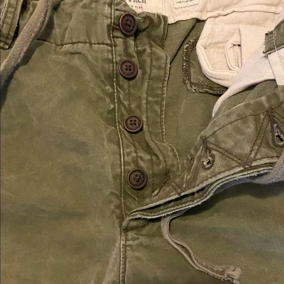 Abercrombie & Fitch Y2K olive green cargo shorts, size men’s 36 waist - Picture 2 of 8